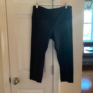 LULULEMON NEVER WORN! Capri leggings!